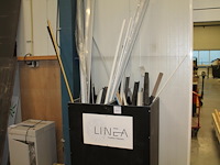 Profielen en grepen in diverse maten en uitvoeringen in bak. - afbeelding 1 van  4