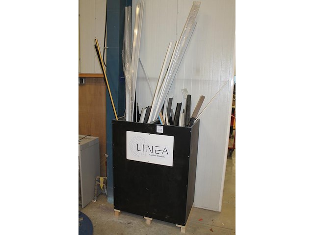 Profielen en grepen in diverse maten en uitvoeringen in bak. - afbeelding 2 van  4