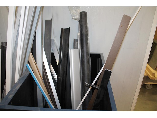 Profielen en grepen in diverse maten en uitvoeringen in bak. - afbeelding 3 van  4