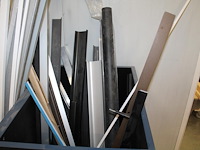 Profielen en grepen in diverse maten en uitvoeringen in bak. - afbeelding 3 van  4