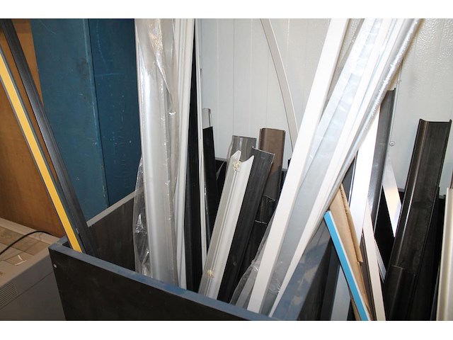 Profielen en grepen in diverse maten en uitvoeringen in bak. - afbeelding 4 van  4