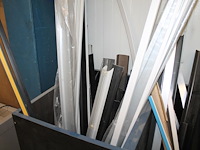 Profielen en grepen in diverse maten en uitvoeringen in bak. - afbeelding 4 van  4