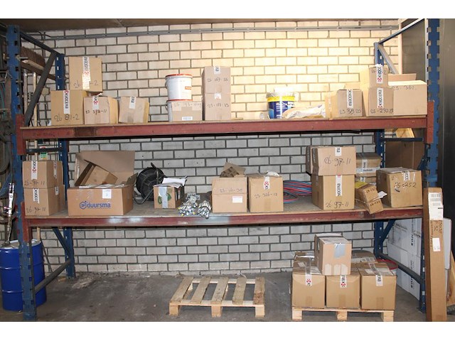 Projectmaterialen w.o. bouten, moeren, ringen en draadeinden op 2 schappen en pallet. - afbeelding 1 van  6