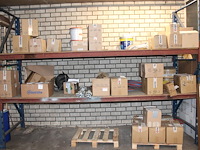 Projectmaterialen w.o. bouten, moeren, ringen en draadeinden op 2 schappen en pallet.