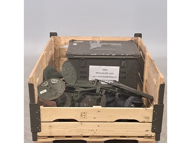 Projector in transportkist en diverse metalen onderdelen - afbeelding 1 van  7