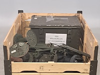 Projector in transportkist en diverse metalen onderdelen - afbeelding 1 van  7
