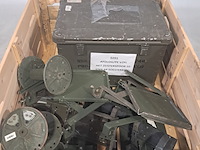 Projector in transportkist en diverse metalen onderdelen - afbeelding 2 van  7