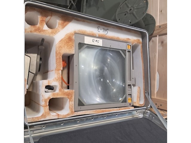 Projector in transportkist en diverse metalen onderdelen - afbeelding 4 van  7