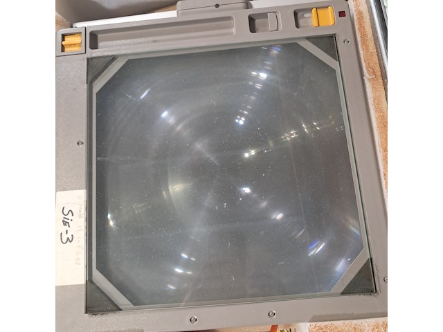 Projector in transportkist en diverse metalen onderdelen - afbeelding 5 van  7