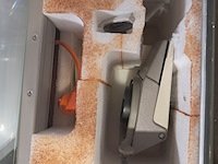 Projector in transportkist en diverse metalen onderdelen - afbeelding 6 van  7