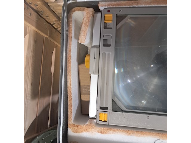 Projector in transportkist en diverse metalen onderdelen - afbeelding 7 van  7
