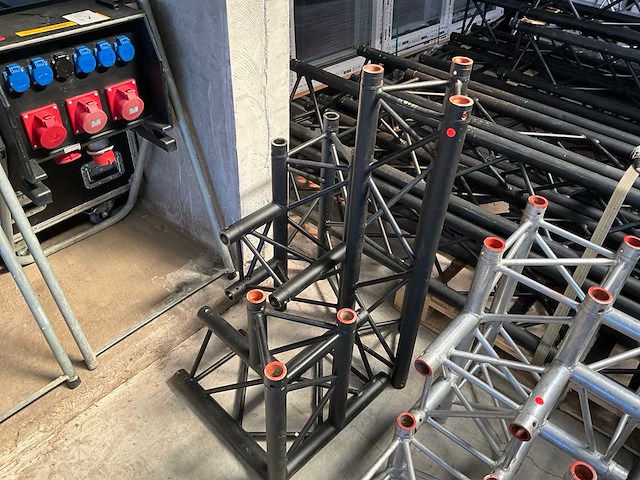 Prolyte h30v black coated aluminium truss (3x) - afbeelding 1 van  1