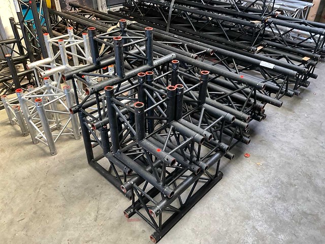 Prolyte h30v black coated aluminium truss (6x) - afbeelding 1 van  4