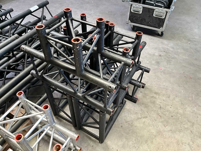 Prolyte h30v black coated aluminium truss (6x) - afbeelding 3 van  4