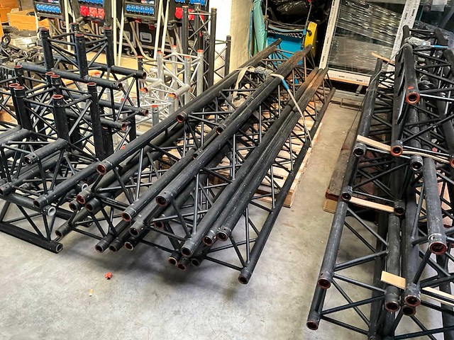 Prolyte h30v black coated aluminium truss (8x) - afbeelding 1 van  6
