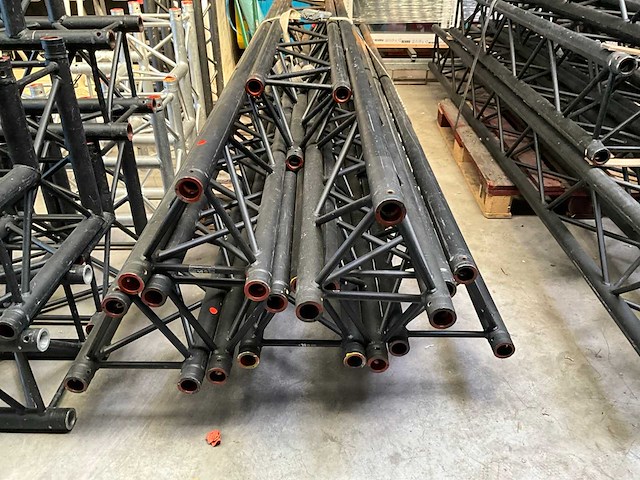 Prolyte h30v black coated aluminium truss (8x) - afbeelding 5 van  6