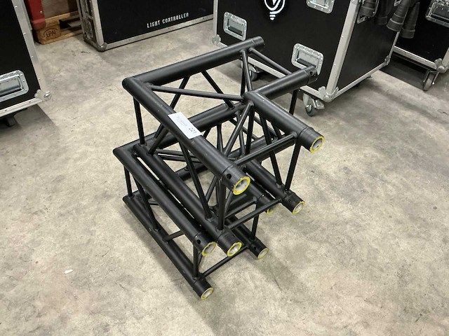 Prolyte h30v c003 90graden zwart aluminium truss corner (2x) - afbeelding 1 van  3