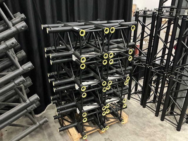 Prolyte h30v c017 zwart aluminium truss hoekstuk (8x) - afbeelding 1 van  3