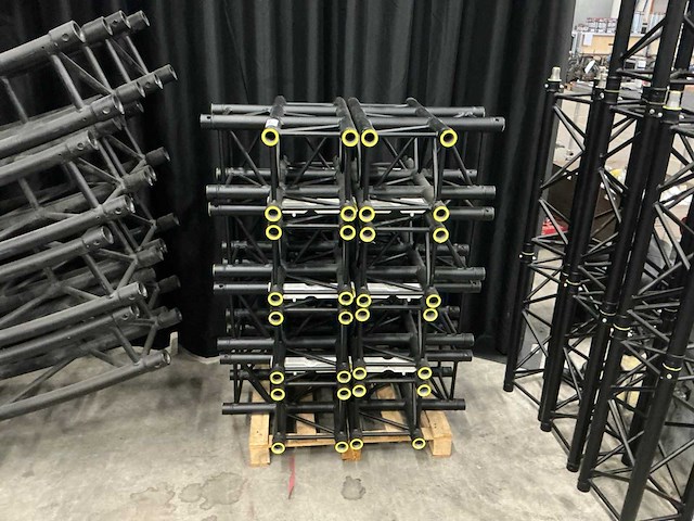 Prolyte h30v c017 zwart aluminium truss hoekstuk (8x) - afbeelding 1 van  2
