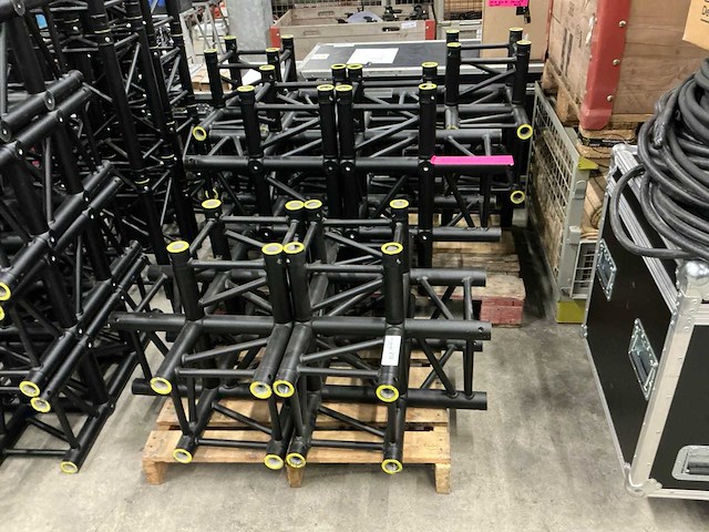 Prolyte h30v c020 zwart aluminium truss boxcorner (6x) - afbeelding 1 van  4