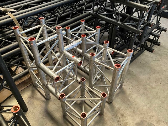 Prolyte h30v silver aluminium truss (4x) - afbeelding 2 van  3
