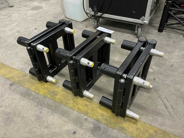 Prolyte h30v zwart aluminium truss bookcorner (3x) - afbeelding 1 van  3