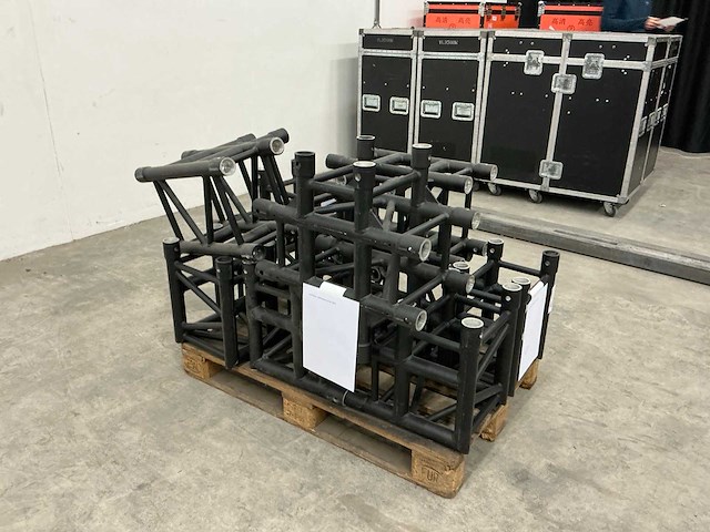 Prolyte s36r zwart aluminium truss hoekdeel (9x) - afbeelding 1 van  6