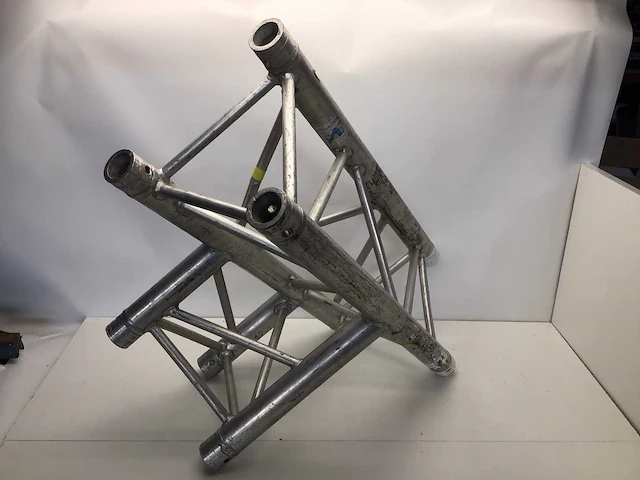 Prolyte t-stuk aluminium trus - afbeelding 1 van  4