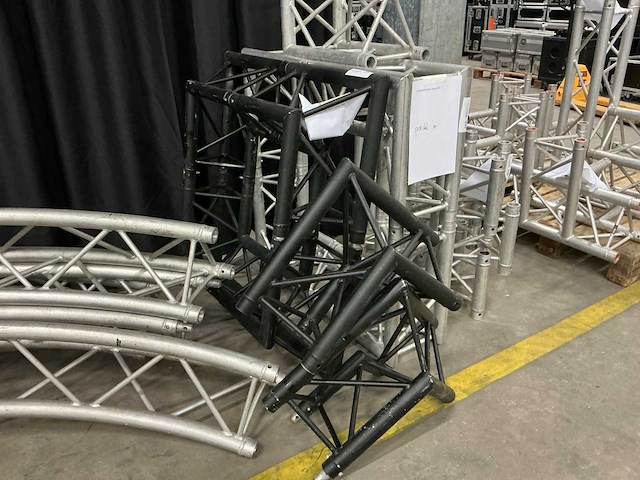 Prolyte x30d black corner c003 aluminium truss (6x) - afbeelding 1 van  3