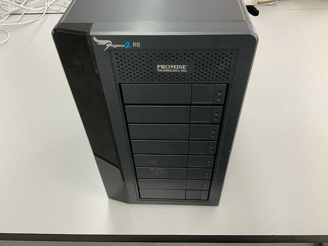 Promise pegasus 2 r8 storage server + 2tb hdd storage - afbeelding 1 van  5