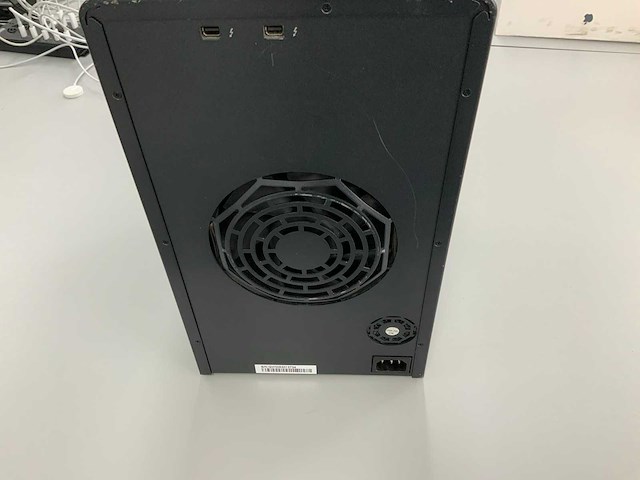 Promise pegasus 2 r8 storage server + 2tb hdd storage - afbeelding 3 van  5