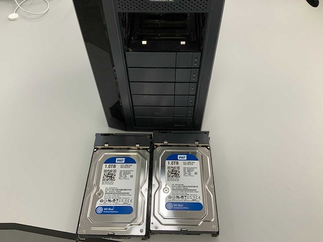 Promise pegasus 2 r8 storage server + 2tb hdd storage - afbeelding 4 van  5