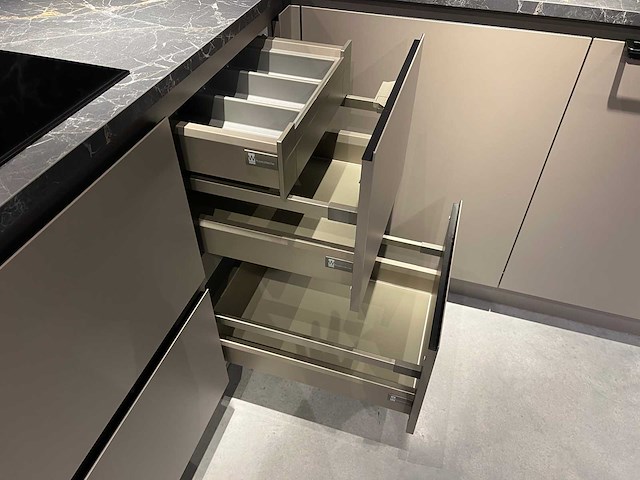 Pronorm - showroomkeuken met pelgrim apparatuur - afbeelding 3 van  16