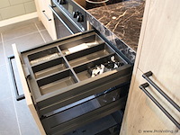 Pronorm eilandkeuken met apparatenwand - afbeelding 28 van  43