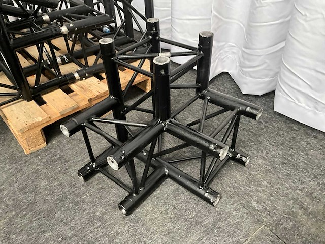 Protruss s30012 black aluminium trus 90 graden hoek (6x) - afbeelding 1 van  2