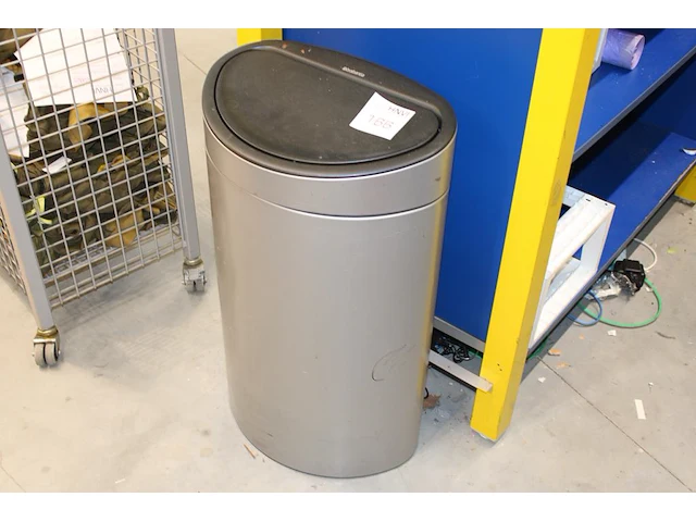 Prullenbak brabantia. hoogte 70 cm - afbeelding 1 van  2