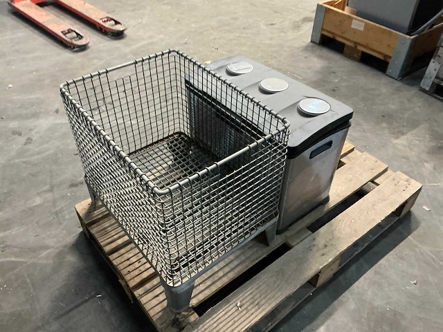 Prullenbak en metalen houtkrat - afbeelding 1 van  4