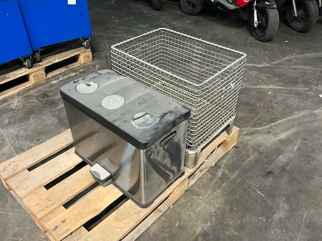 Prullenbak en metalen houtkrat - afbeelding 2 van  4