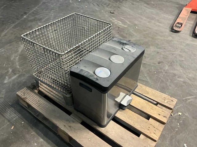 Prullenbak en metalen houtkrat - afbeelding 3 van  4