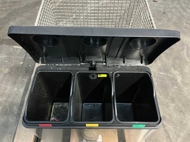 Prullenbak en metalen houtkrat - afbeelding 4 van  4