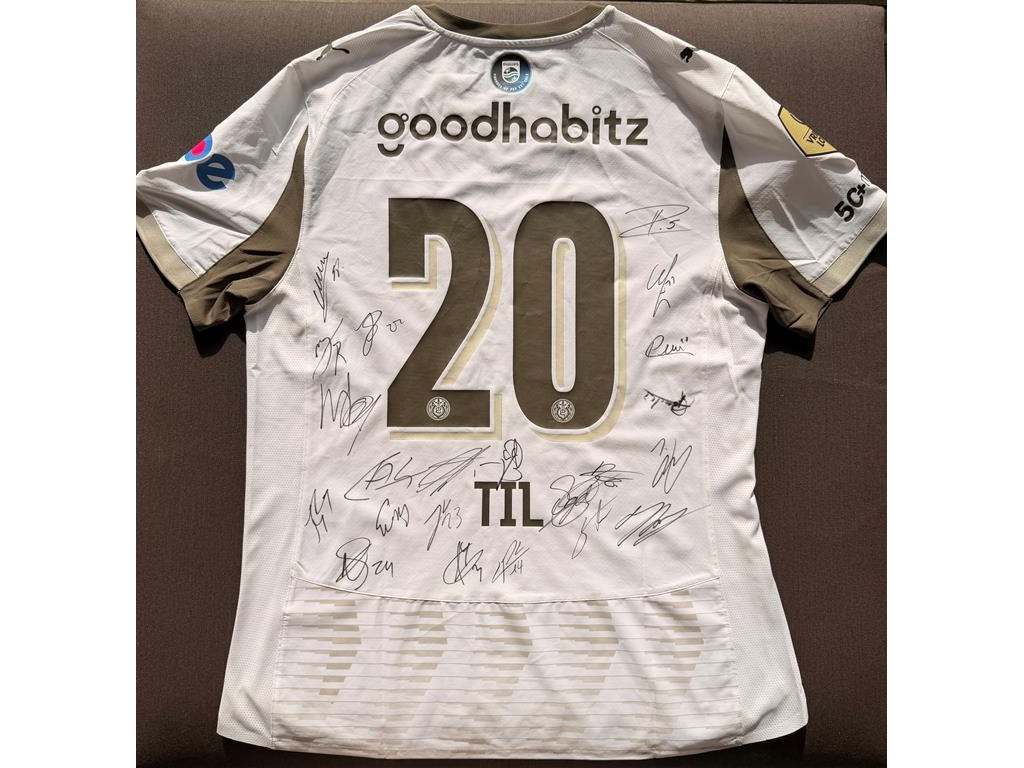 Veiling voor stichting kika van psv-shirt gesigneerd door 22 spelers van het kampioensteam 2025-2026