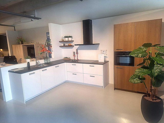Punto - showroomkeuken met pelgrim apparatuur - afbeelding 1 van  19