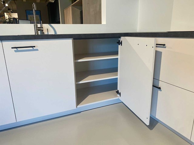 Punto - showroomkeuken met pelgrim apparatuur - afbeelding 17 van  18