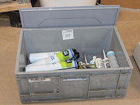 Purschuim en kitten in kunststof krat. - afbeelding 1 van  3