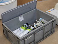 Purschuim en kitten in kunststof krat. - afbeelding 2 van  3