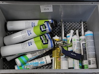 Purschuim en kitten in kunststof krat. - afbeelding 3 van  3