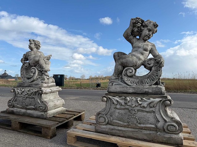 Putti op sokkel 1.21 meter hoog (2x) - afbeelding 1 van  3