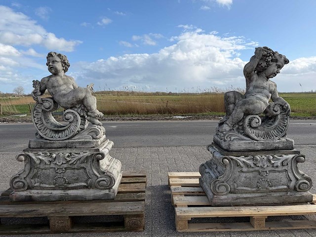 Putti op sokkel 1.21 meter hoog (2x) - afbeelding 2 van  3