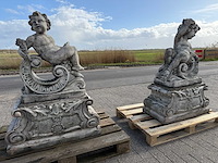 Putti op sokkel 1.21 meter hoog (2x) - afbeelding 3 van  3