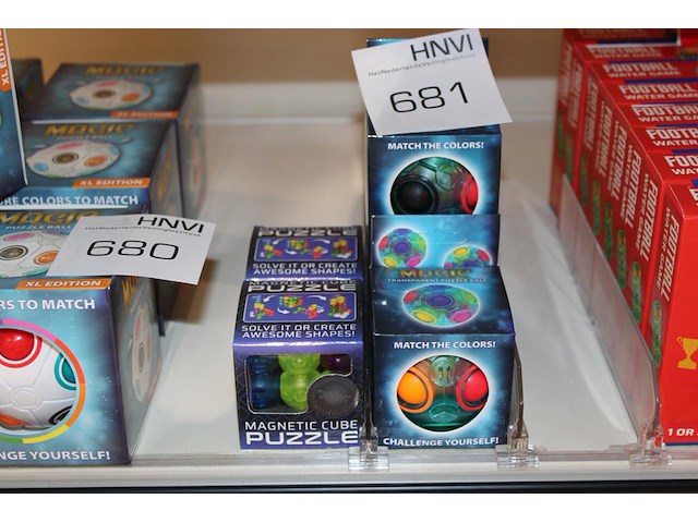 Puzzelkubus en ballen vijf stuks. - afbeelding 1 van  3